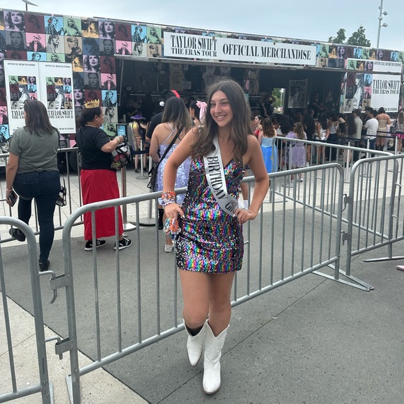 Meet your Posher, Julia - Picture 2 of 3